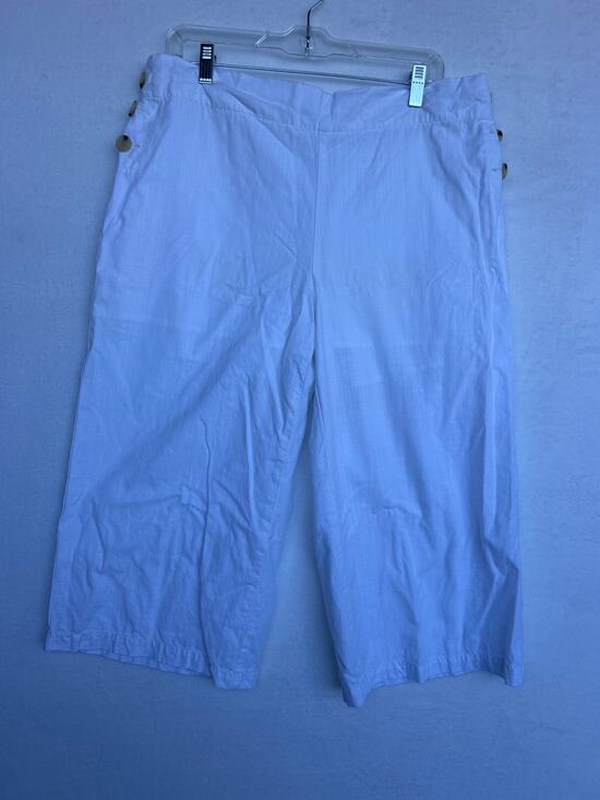 Liz Claiborne Pants - Liz Claiborne White Capri Pants Button Detail Wide Leg Crop Size